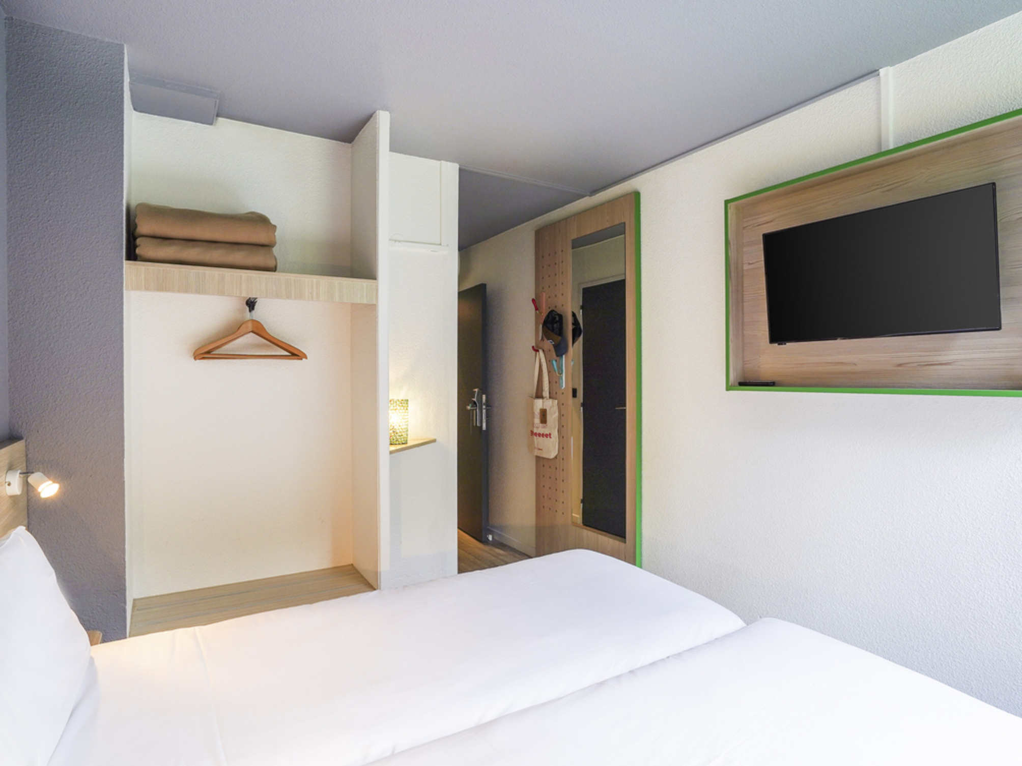 Pop room with 2 single beds