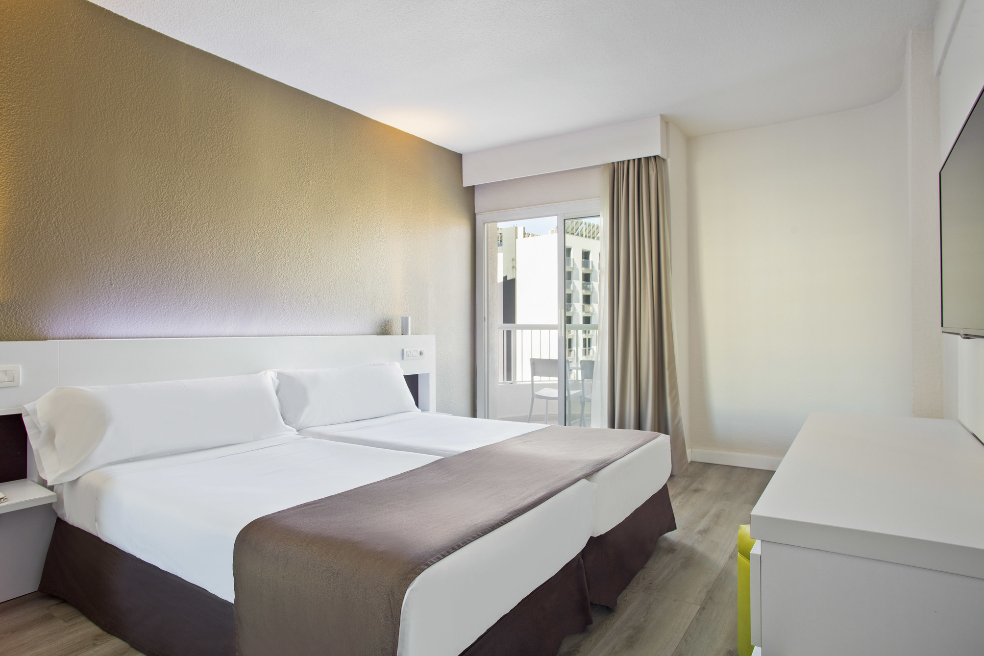 Sol pool view room