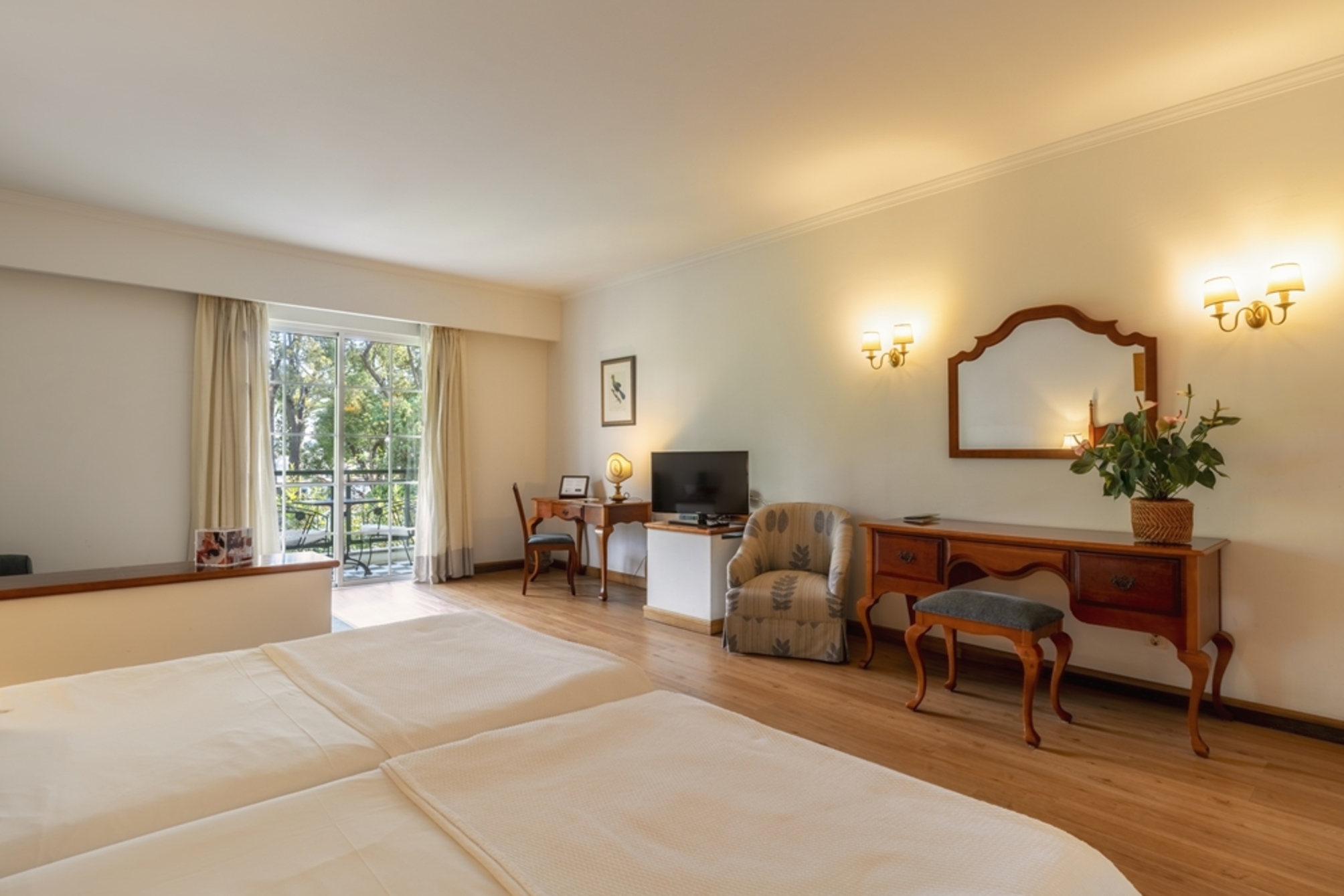 Junior suite balcony with garden view