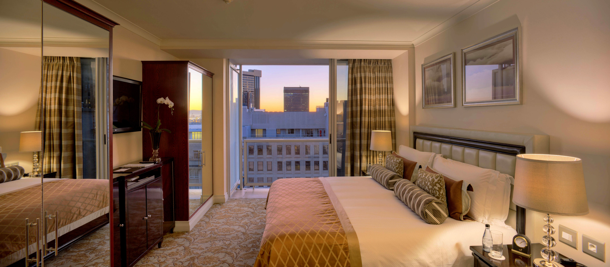 Family 2-bedroom suite city view king bed