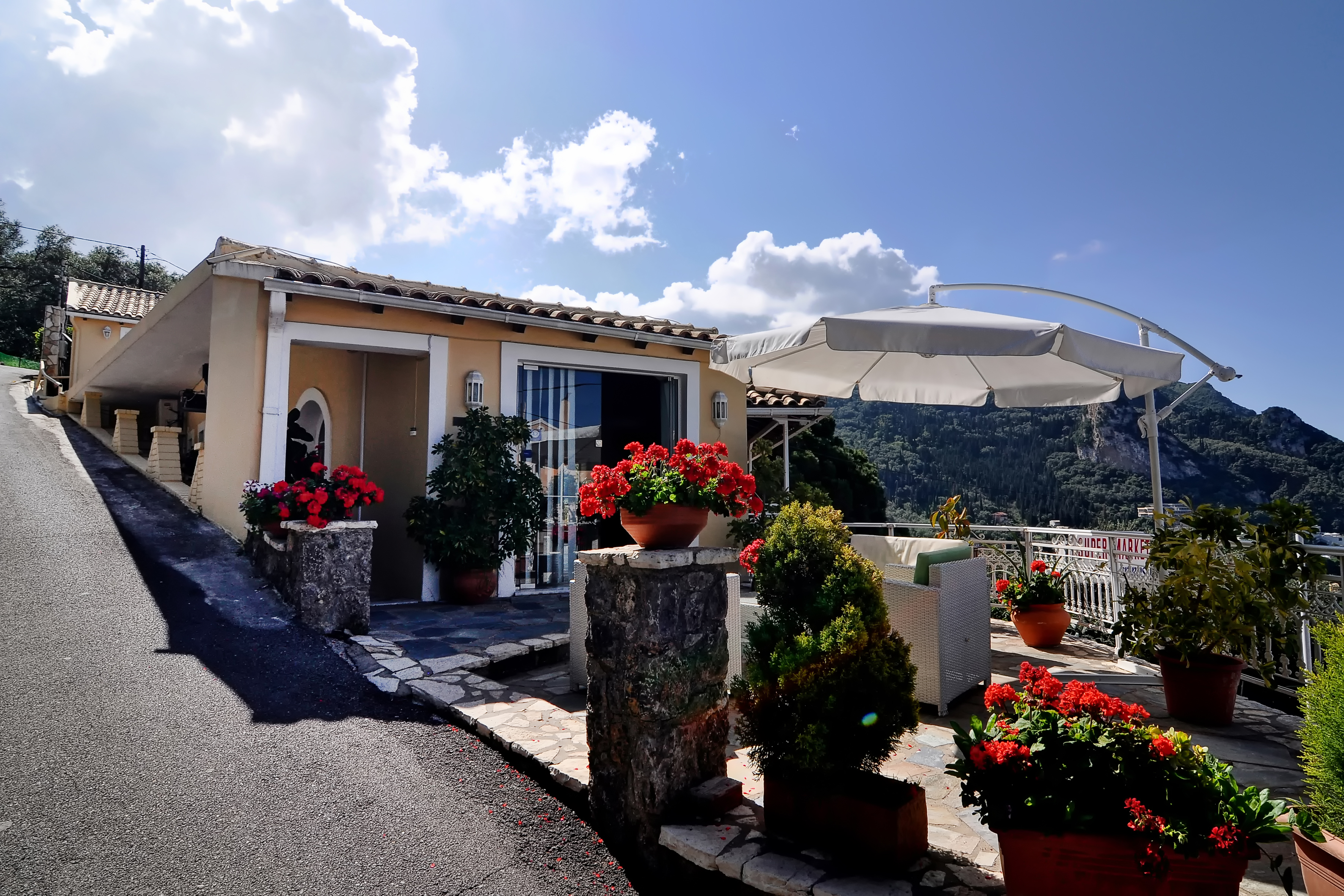 

Roma - Agios Gordios - Mazis Apartments
