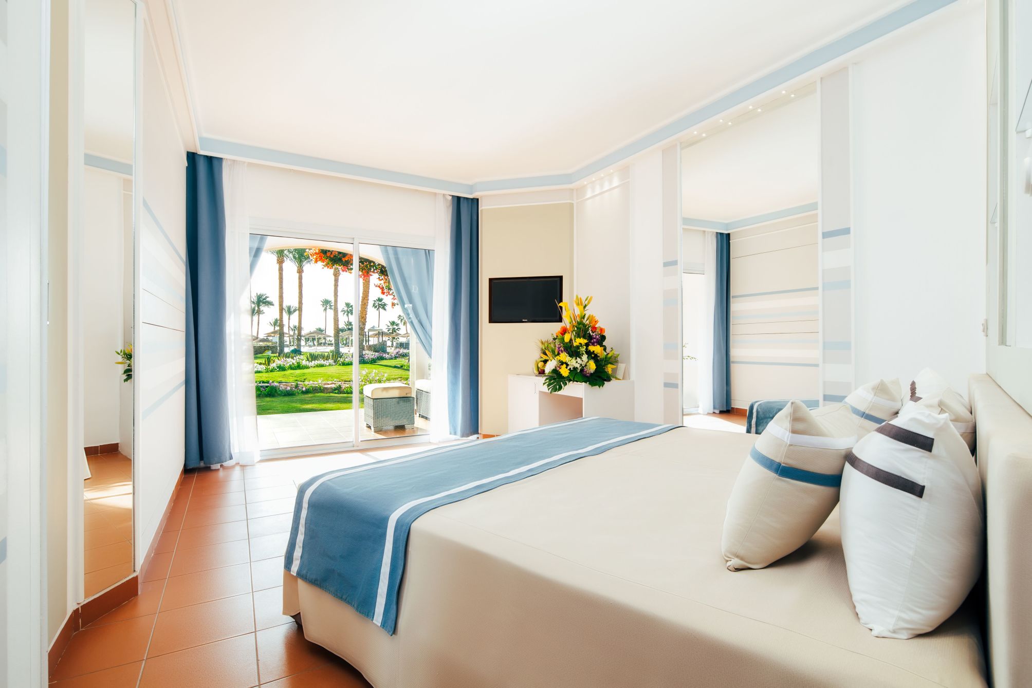 Camera doppia o twin, vista sulla piscina, vista sul giardino, vista sul mare
