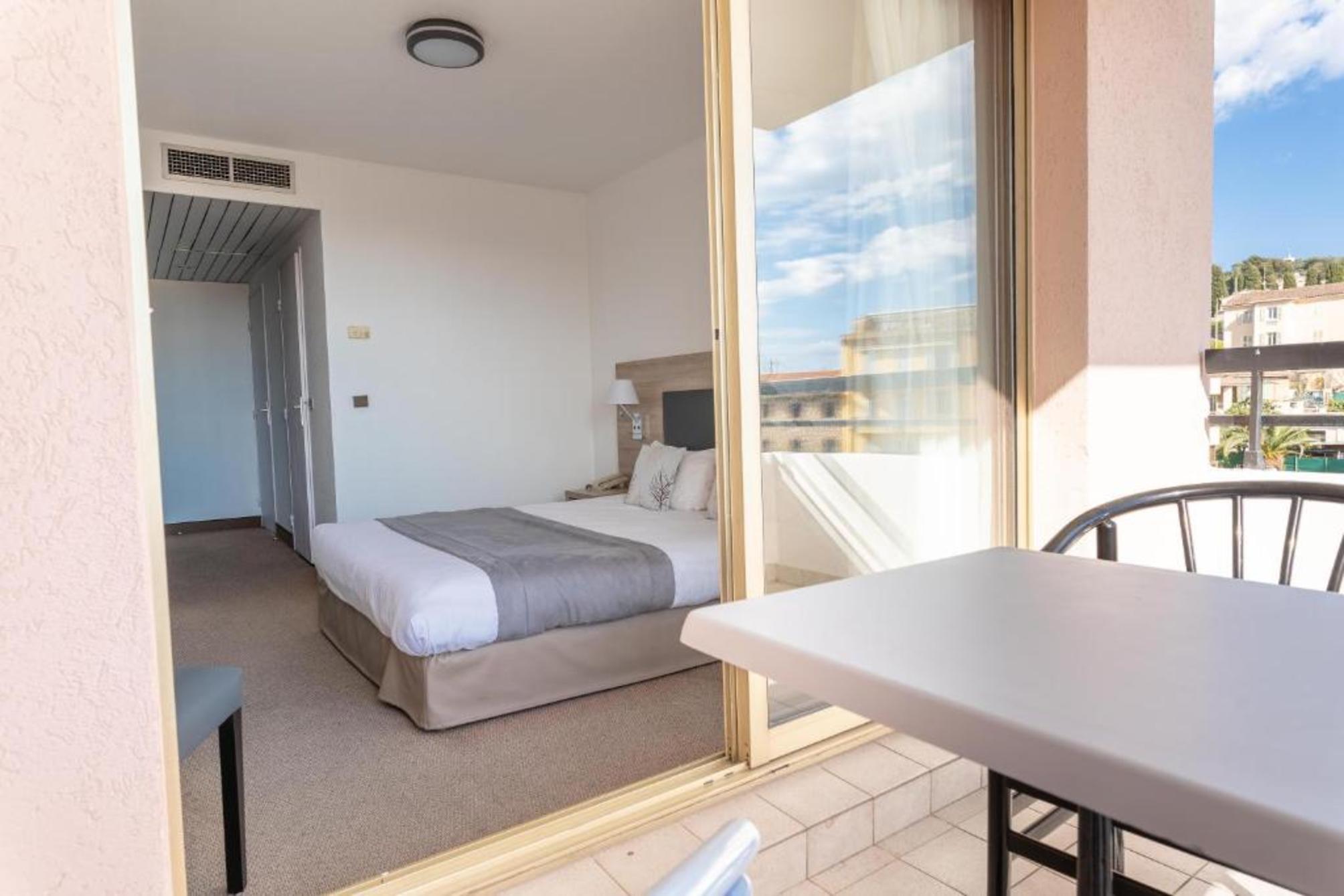 

Catania - Antibes - Juan Les Pins - Adonis Cannes - Hôtel Thomas
