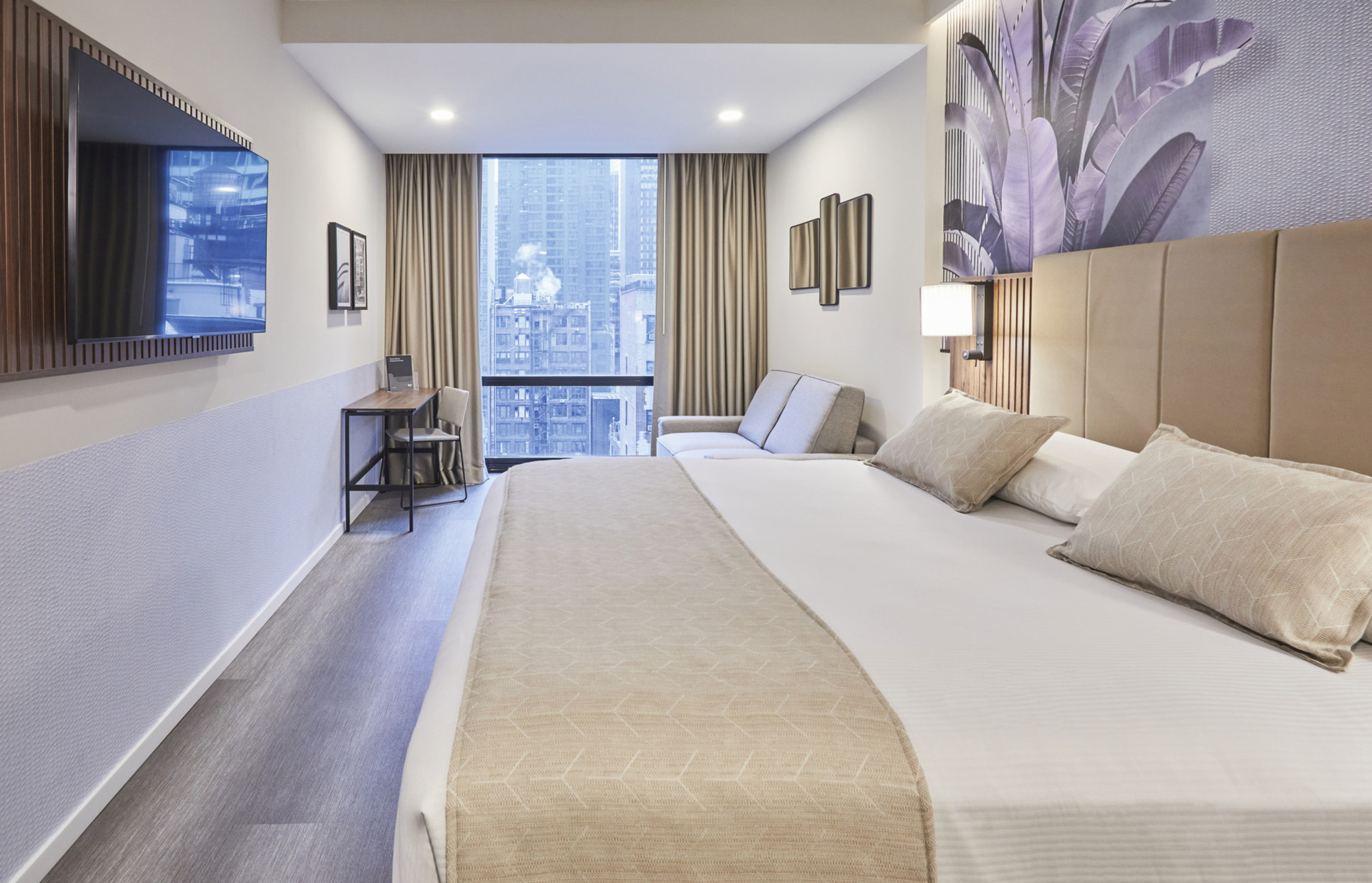 Deluxe family king room 