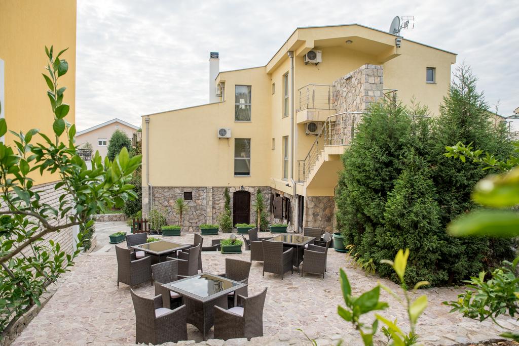 

Milano - Podgorica - Hotel Crnogorska Kuća