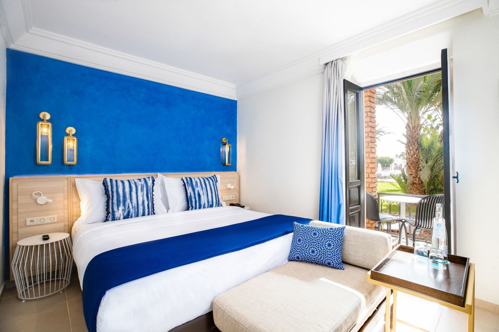 Sol room with balcony