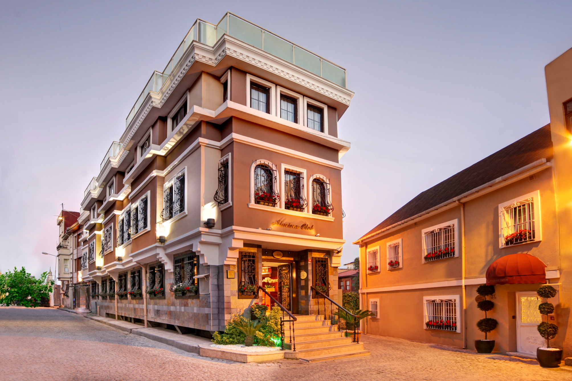 

Genova - Istanbul - Almina Hotel - Special Class