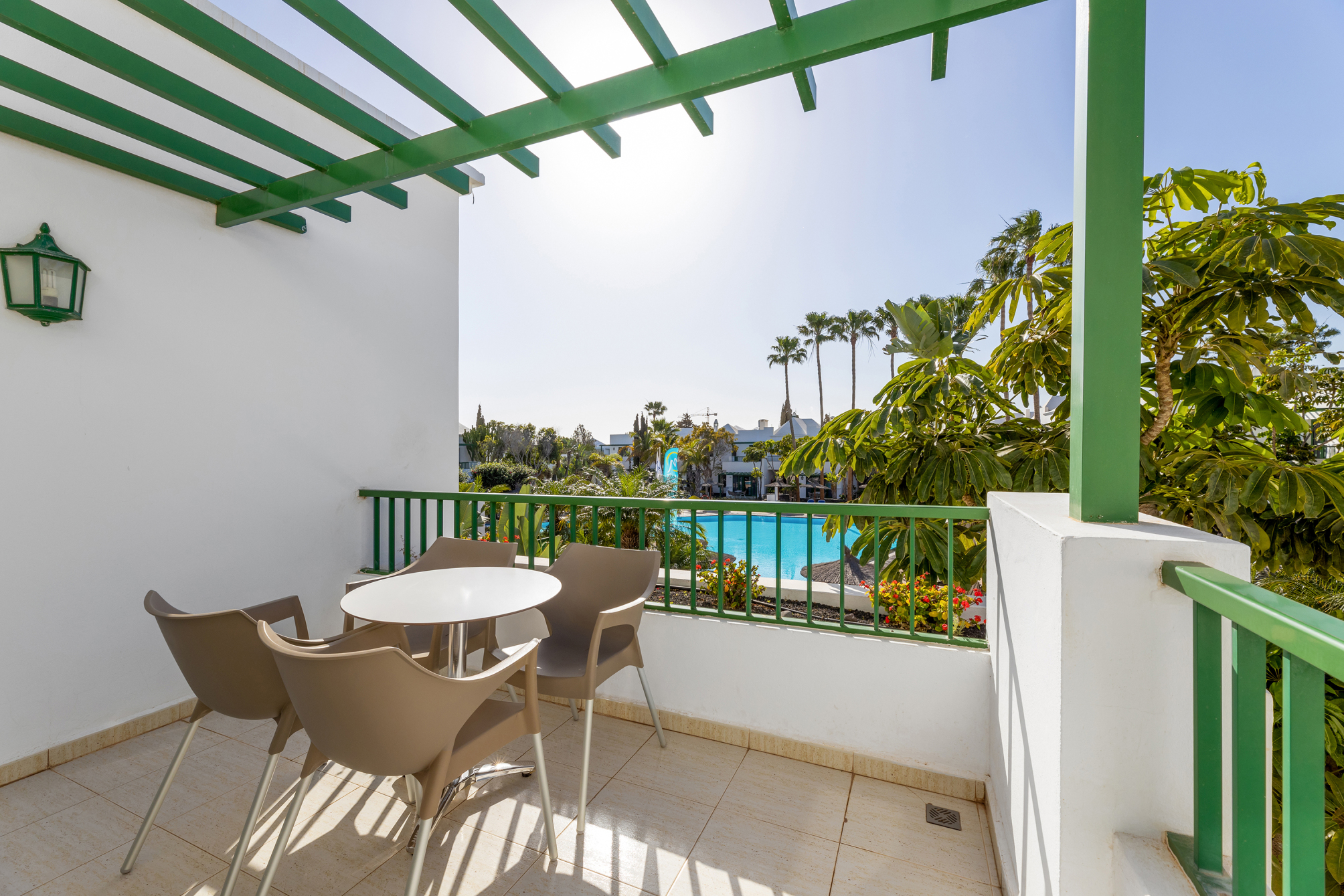 Junior suite con terrazzo e vista piscina