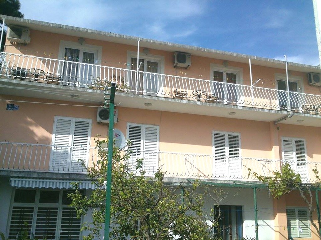 

Napoli - Tučepi - Apartments Jela