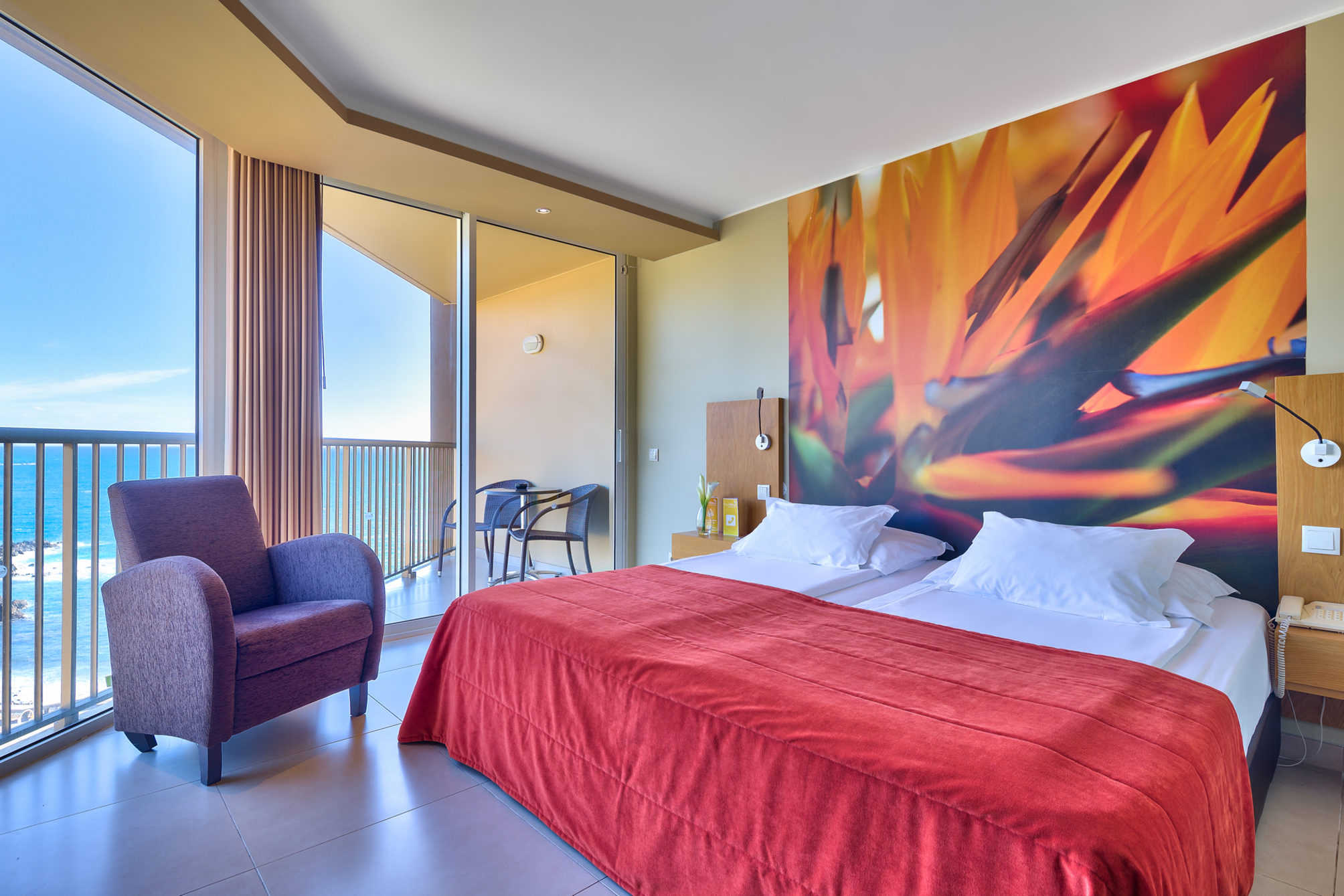 Estudio con vista parcial al mar