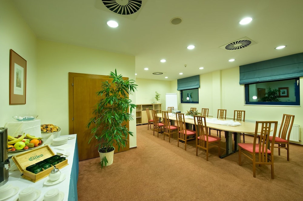 

Cagliari - Praga, Aeroporto Václav Havel - Ramada By Wyndham Airport Prague