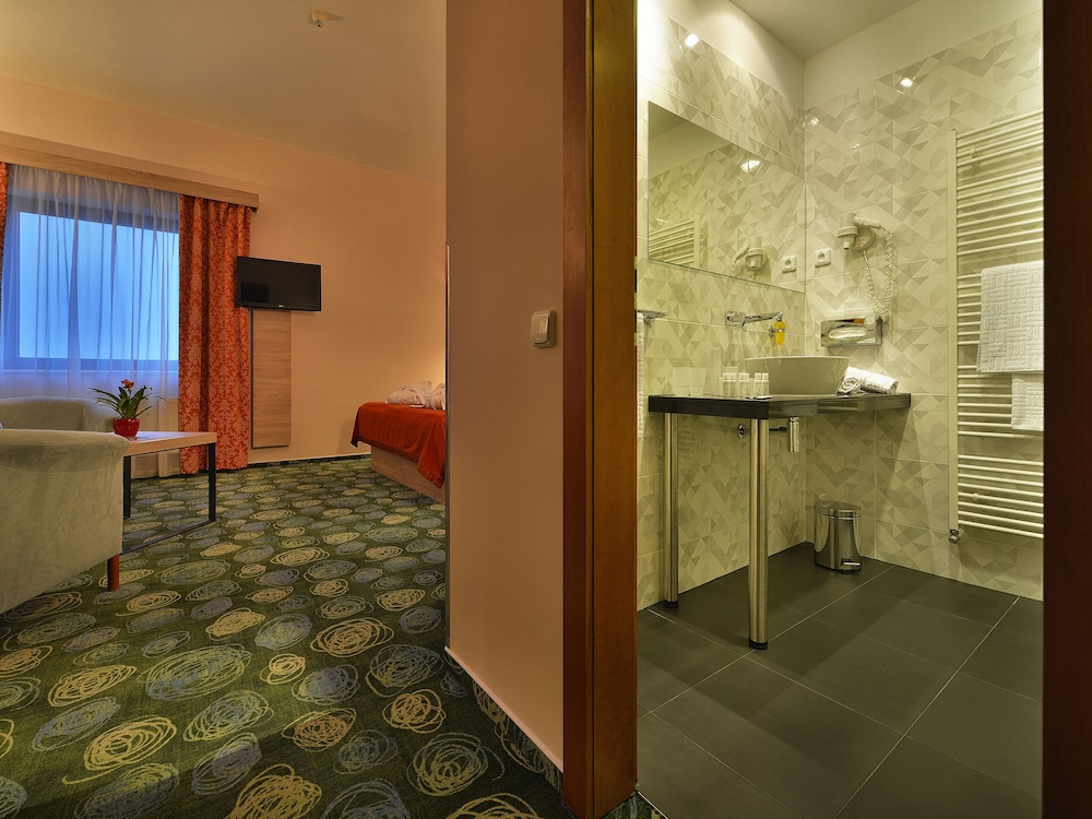 

Palermo - Praga, Aeroporto Václav Havel - Ramada By Wyndham Airport Prague