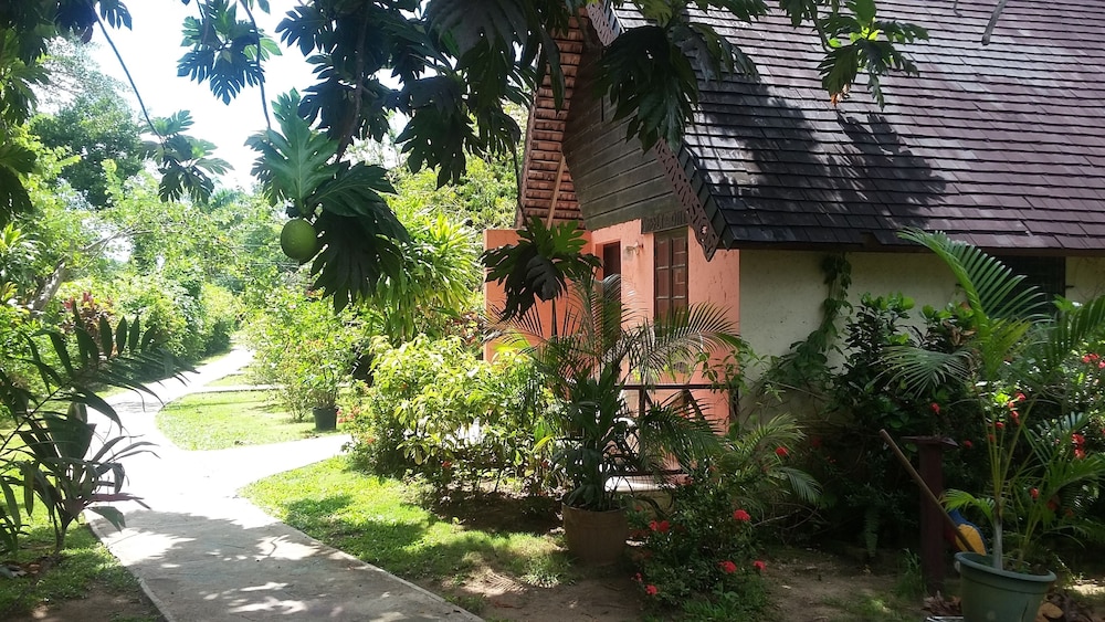 

Milano - Negril - Firefly Beach Cottages