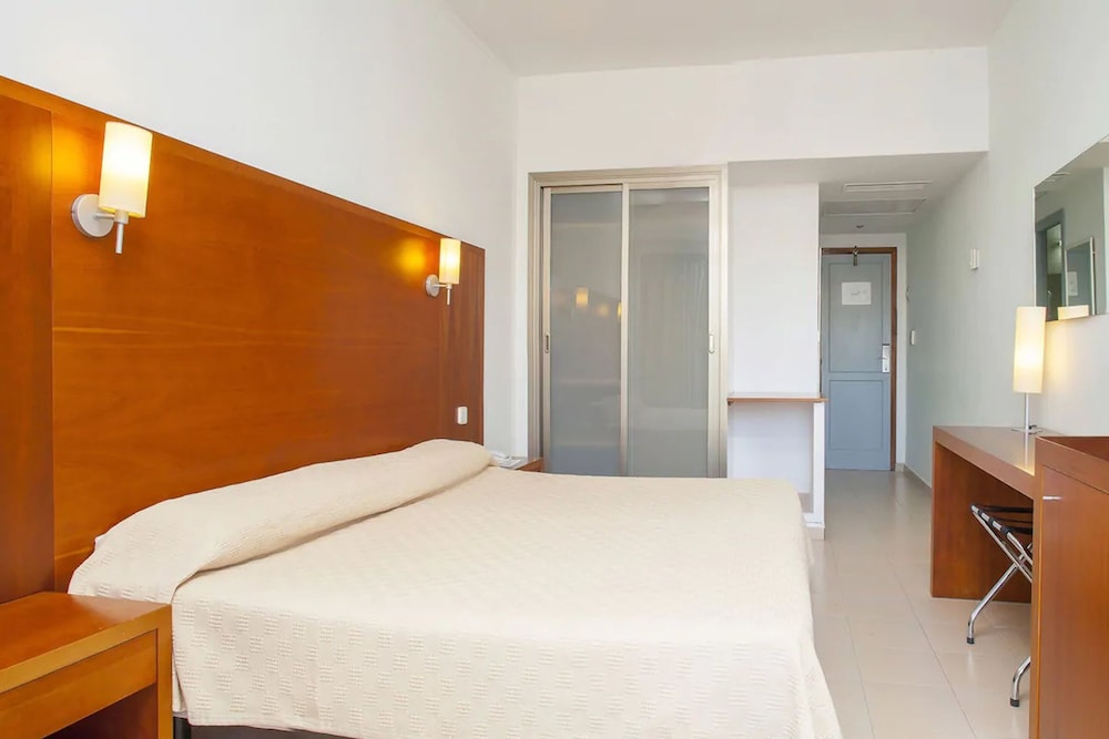 

Cagliari - Playa d'en Bossa, Ibiza - Hotel Ibiza Playa