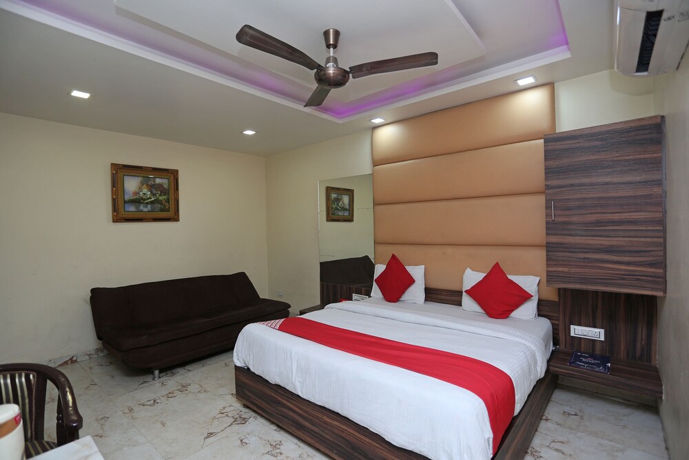 

Firenze - Gurgaon - OYO 27864 Hotel Samrat