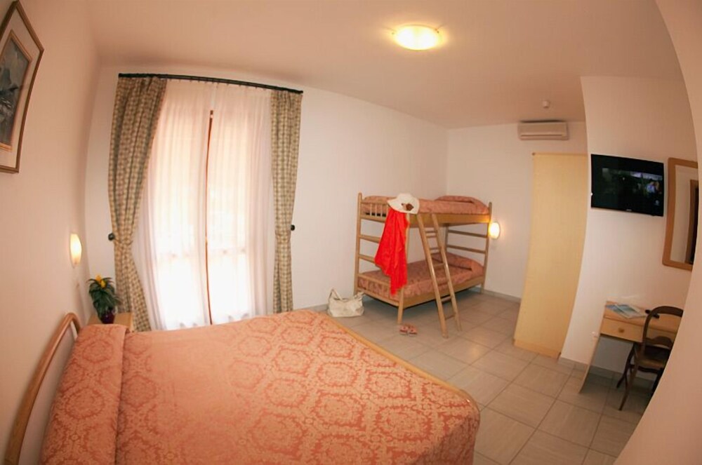 

Genova - Marina di Campo - Hotel Lo Scirocco