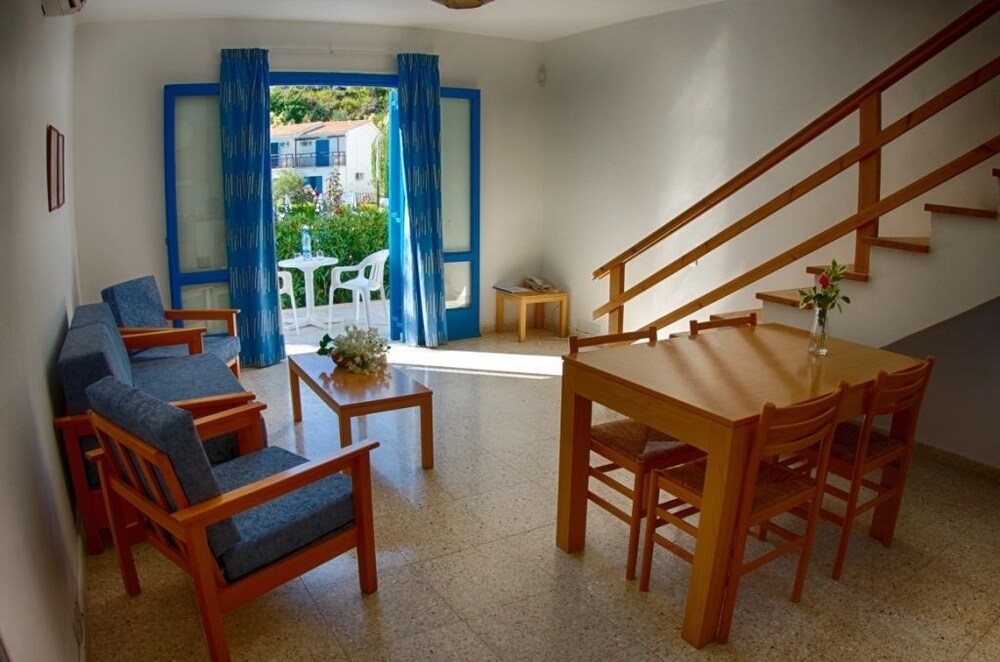 

Milano - Pissouri - Hylatio Tourist Village