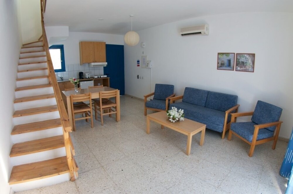 

Milano - Pissouri - Hylatio Tourist Village