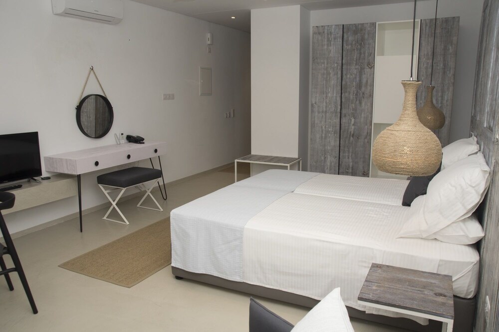 

Milano - Pissouri - Hylatio Tourist Village