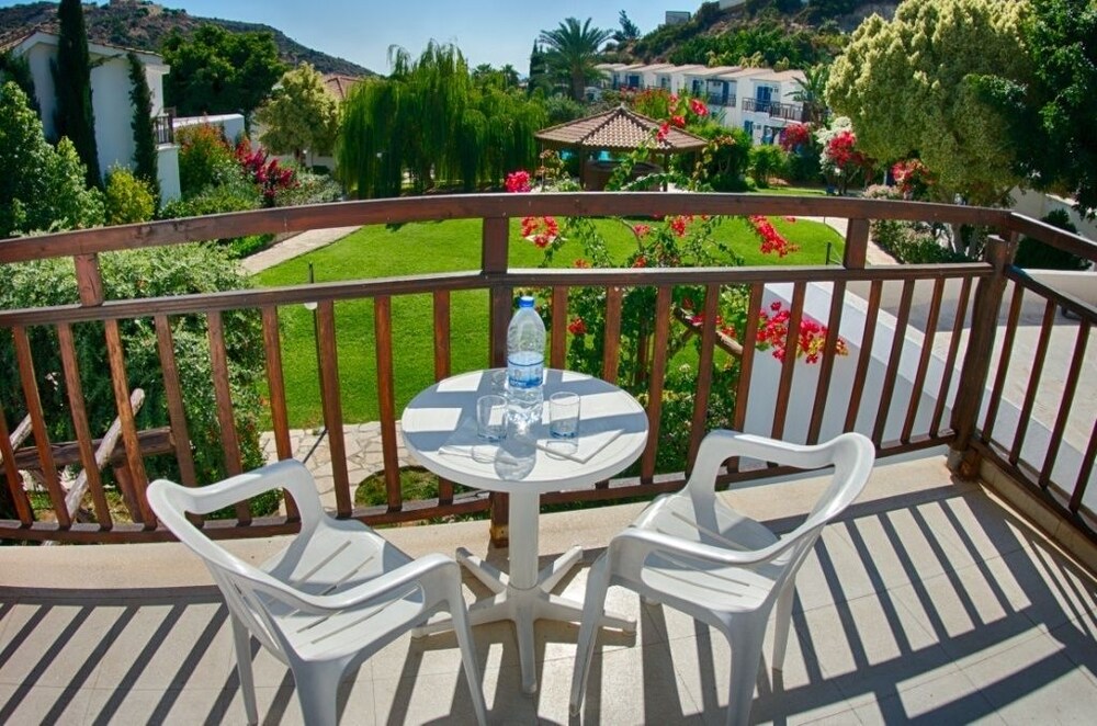 

Milano - Pissouri - Hylatio Tourist Village