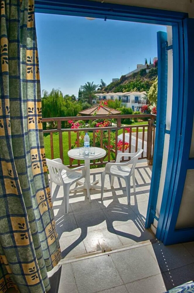 

Milano - Pissouri - Hylatio Tourist Village