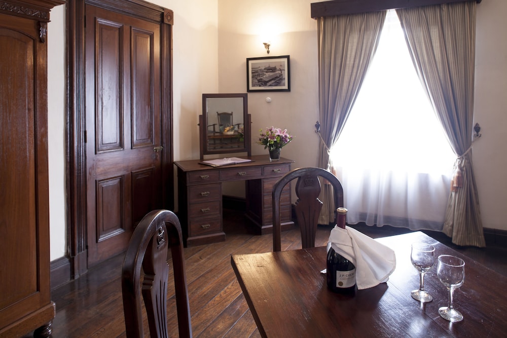 

Bologna - Kandy - Queen's Hotel