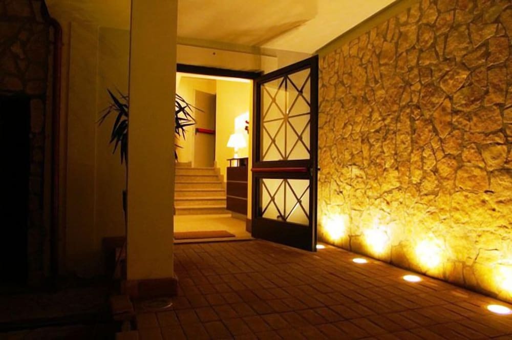 

Catania - Ciampino - The Strand Hotel