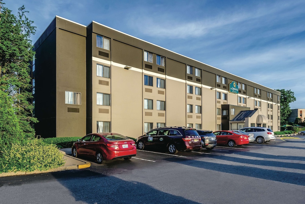 La Quinta Inn & Suites by Wyndham Warwick Providence Airport