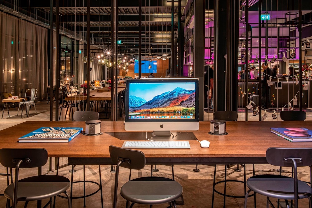 

Roma - Uxbridge - Moxy London Heathrow Airport