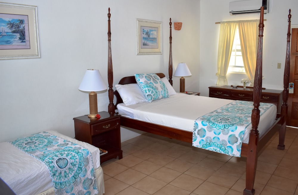 

Roma - English Harbour - Catamaran Hotel Marina