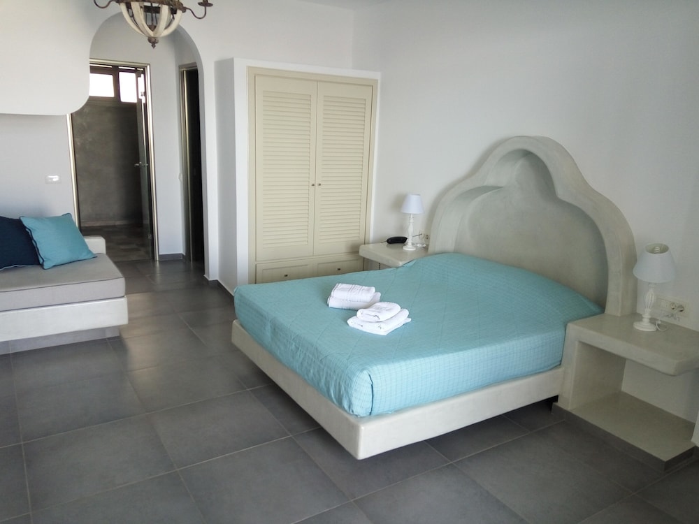 

Brindisi - Santorini, Isole Greche - Suites Blue Hotel