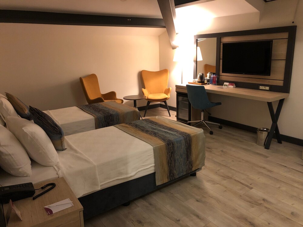 

Milano - Basaksehir - Ramada Encore By Wyndham Istanbul Basin Express
