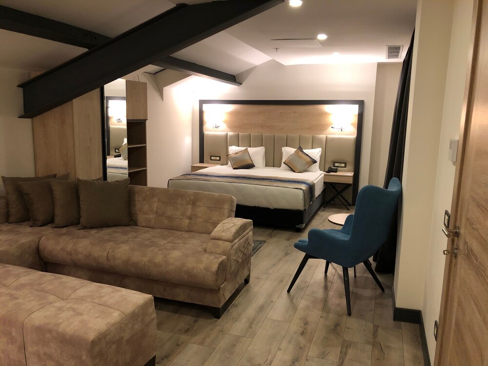 

Roma - Basaksehir - Ramada Encore By Wyndham Istanbul Basin Express