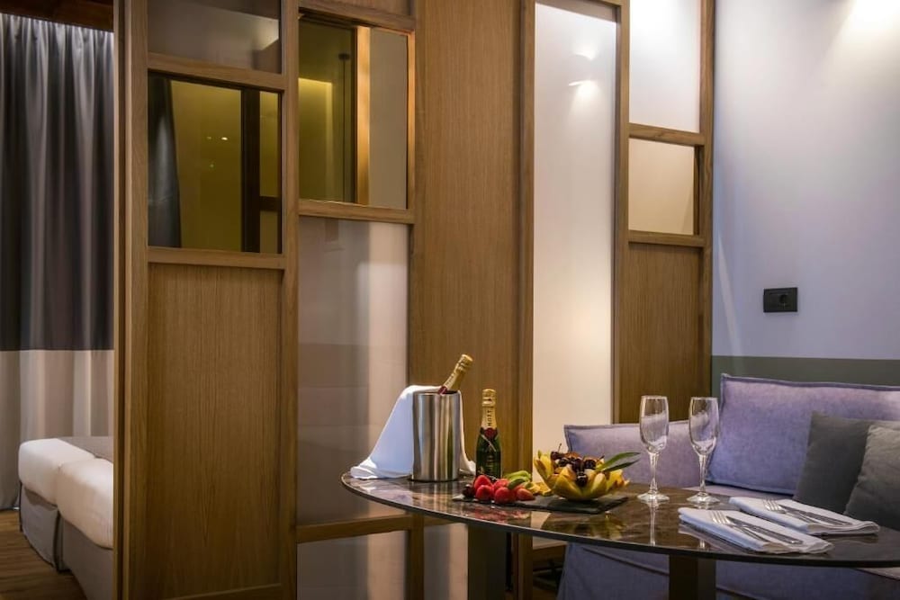 

Napoli - Amoudara Herakliou - Petousis Hotel & Suites
