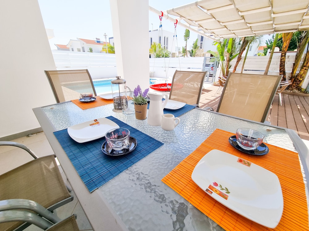 

Roma - Perivolia - Private Pool Villa Next to the Beach