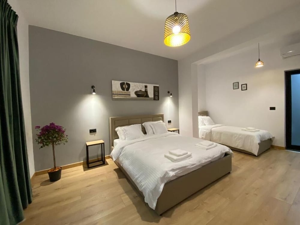 

Bologna - Tirana - Vila Jasmine