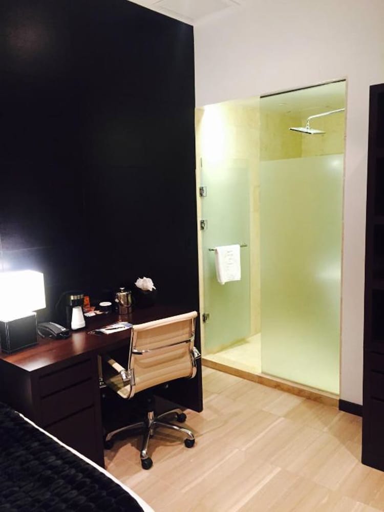 

Bari - New York - Aeroporto La Guardia - The One Boutique Hotel