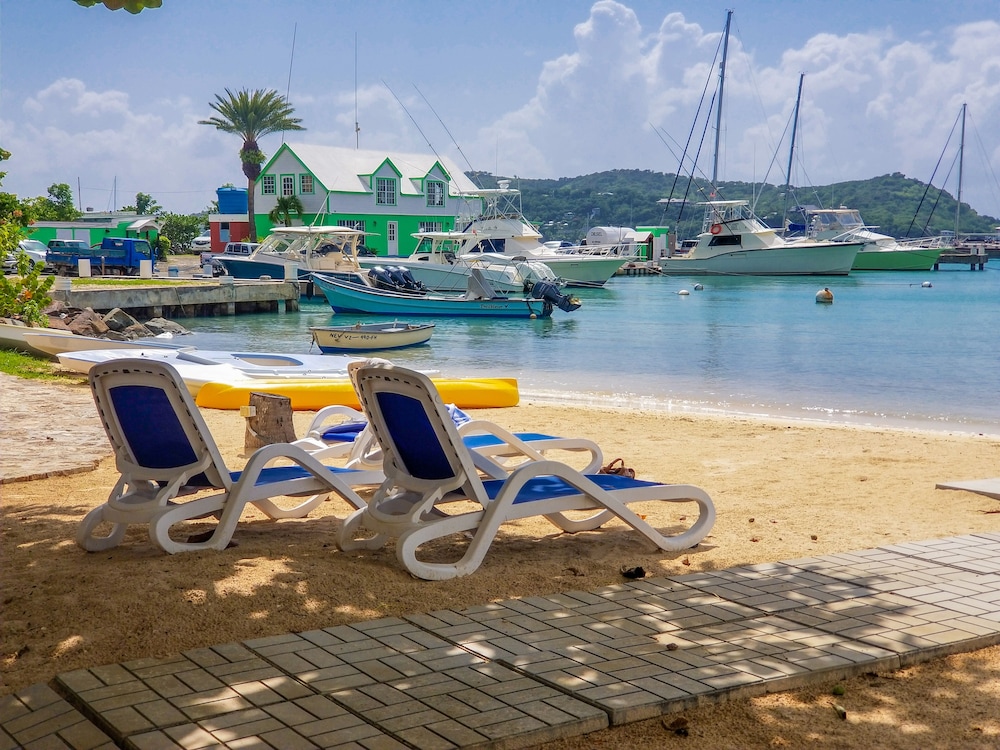

Roma - English Harbour - Catamaran Hotel Marina