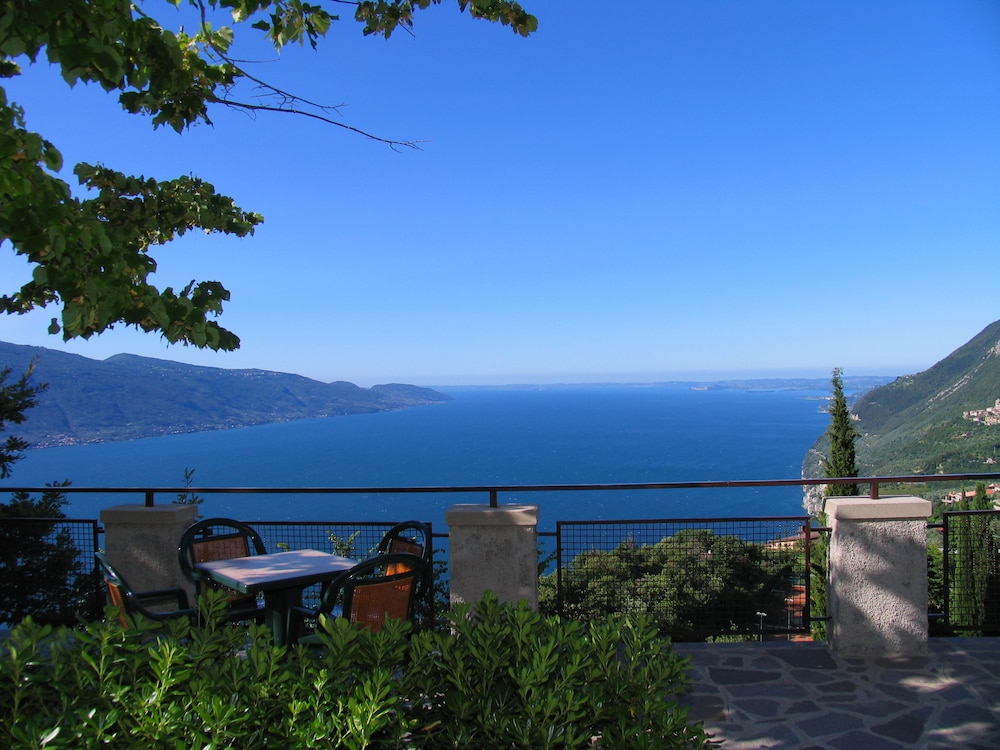 

Lamezia Terme - Gargnano - Hotel Residence La Rotonda