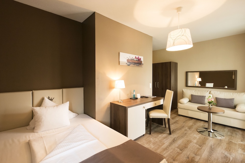 

Napoli - Germering - Empress Boutique Hotel