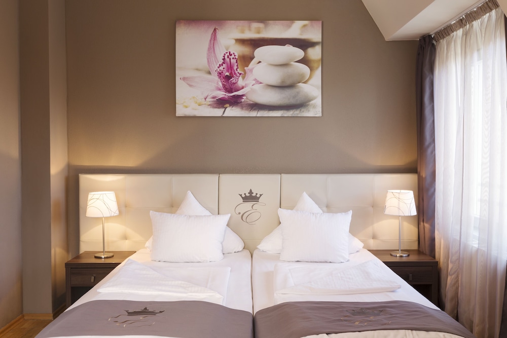 

Napoli - Germering - Empress Boutique Hotel