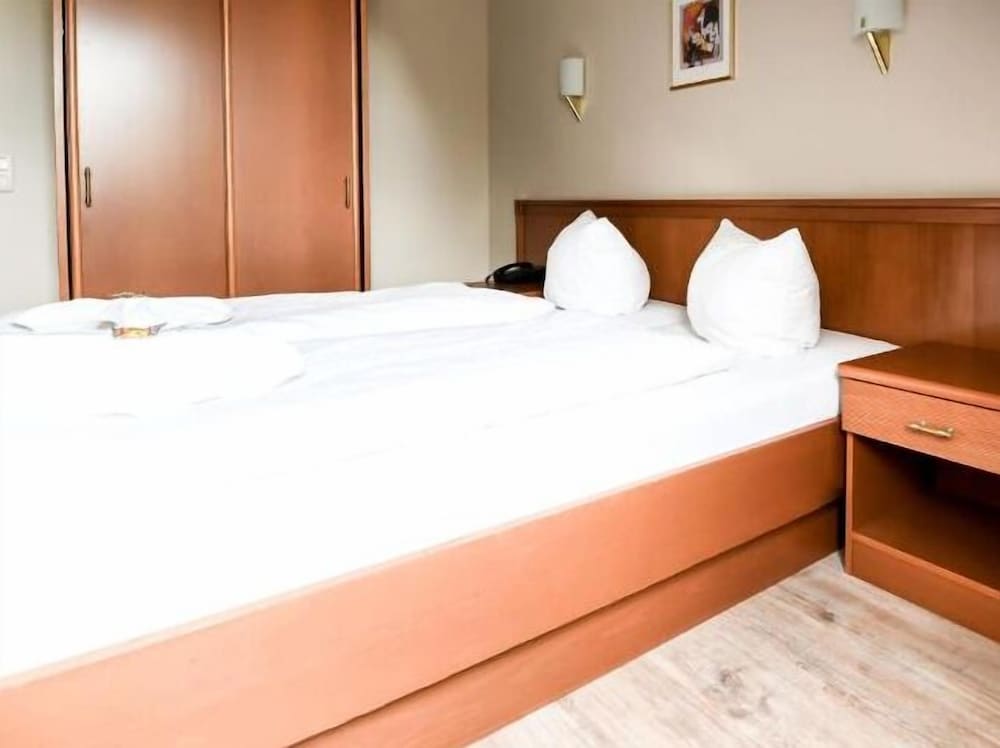 

Catania - Germering - Hotel Blutenburg