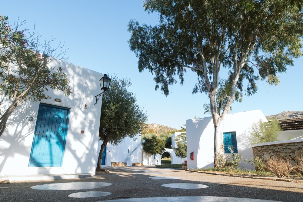 

Milano - Manganari - Far Out Village Hotel