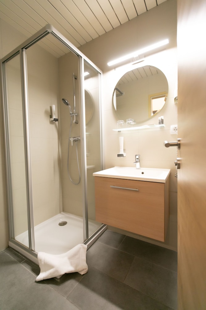 

Napoli - Groß-Enzersdorf - Reinisch Just Rooms