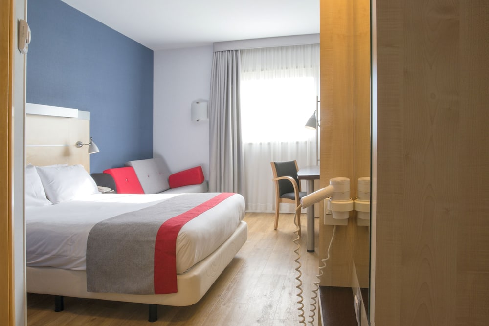 

Napoli - Montcada - Holiday Inn Express Barcelona - Sant Cugat