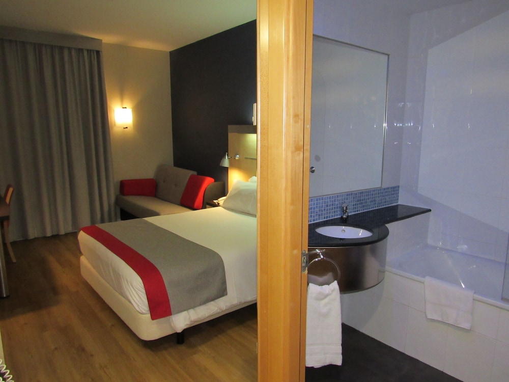 

Cagliari - Cerdanyola del Valles - Holiday Inn Express Barcelona - Sant Cugat