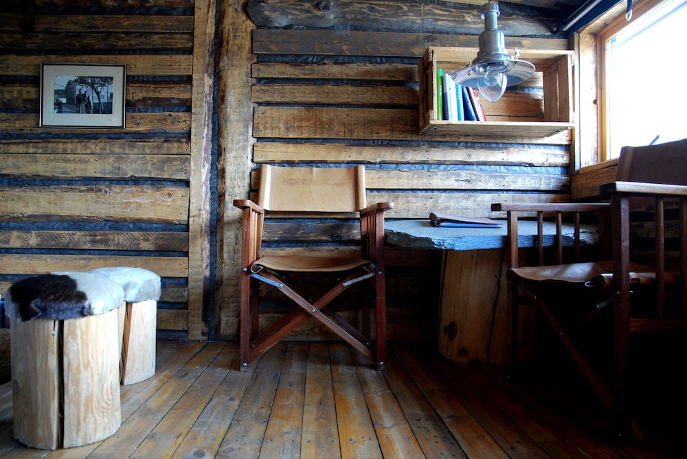 

Bari - Longyearbyen - Basecamp Hotel