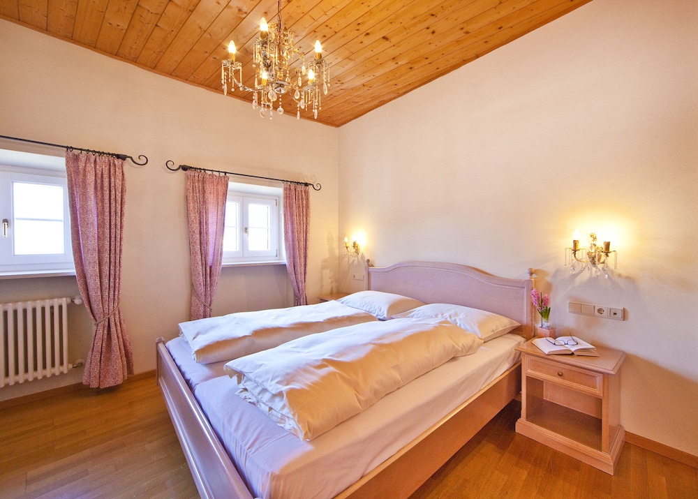 

Lamezia Terme - Caldaro sulla Strada del Vino - Hotel Tyrol