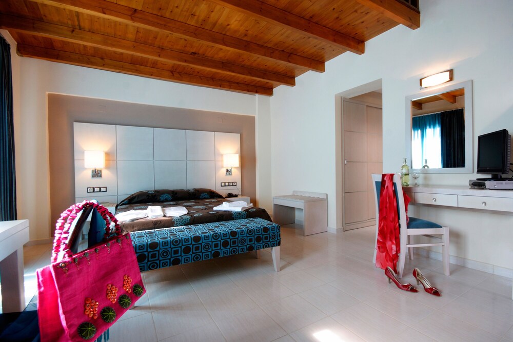 

Bologna - Kolimbari - Theros Hotel