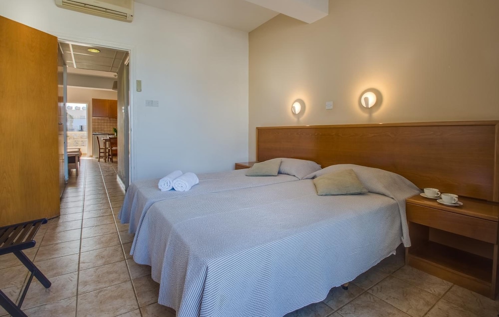

Bari - Cipro - Captain Karas Holidays Apartments